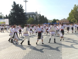 Dancers in Piața Independței