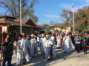 Both local and visiting priests and other dignitaries on the way to bless the city, its inhabitants and guests.